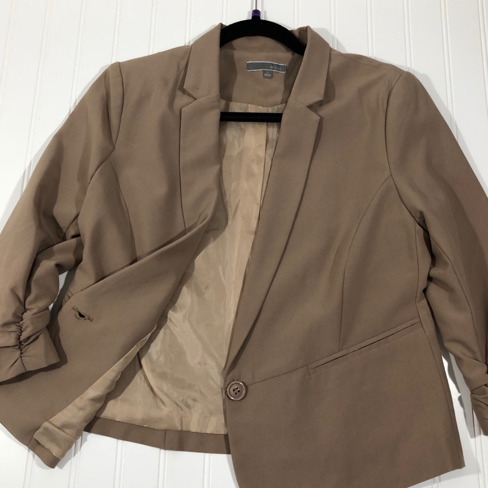 Be Cool one button blazer. Tan color. Size Large.